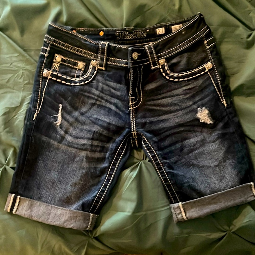 Perfect condition cuffed capris.. worn maybe twice washed once.